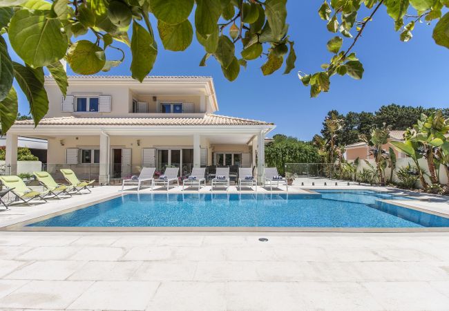 Villa de lujo con piscina y jardín. 