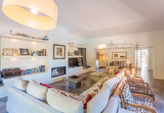 Relájese en nuestra espaciosa sala de estar en Villa Adelaide. Con un amplio espacio y una decoración elegante, este es el lugar perfecto para relajar