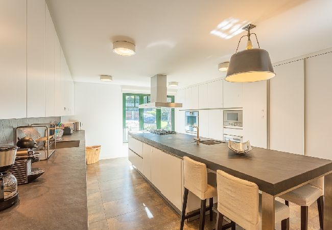 Descubre la funcionalidad y el encanto de la cocina en Villa Adelaide. Completamente equipada y decorada con estilo, es el espacio perfecto para prepa