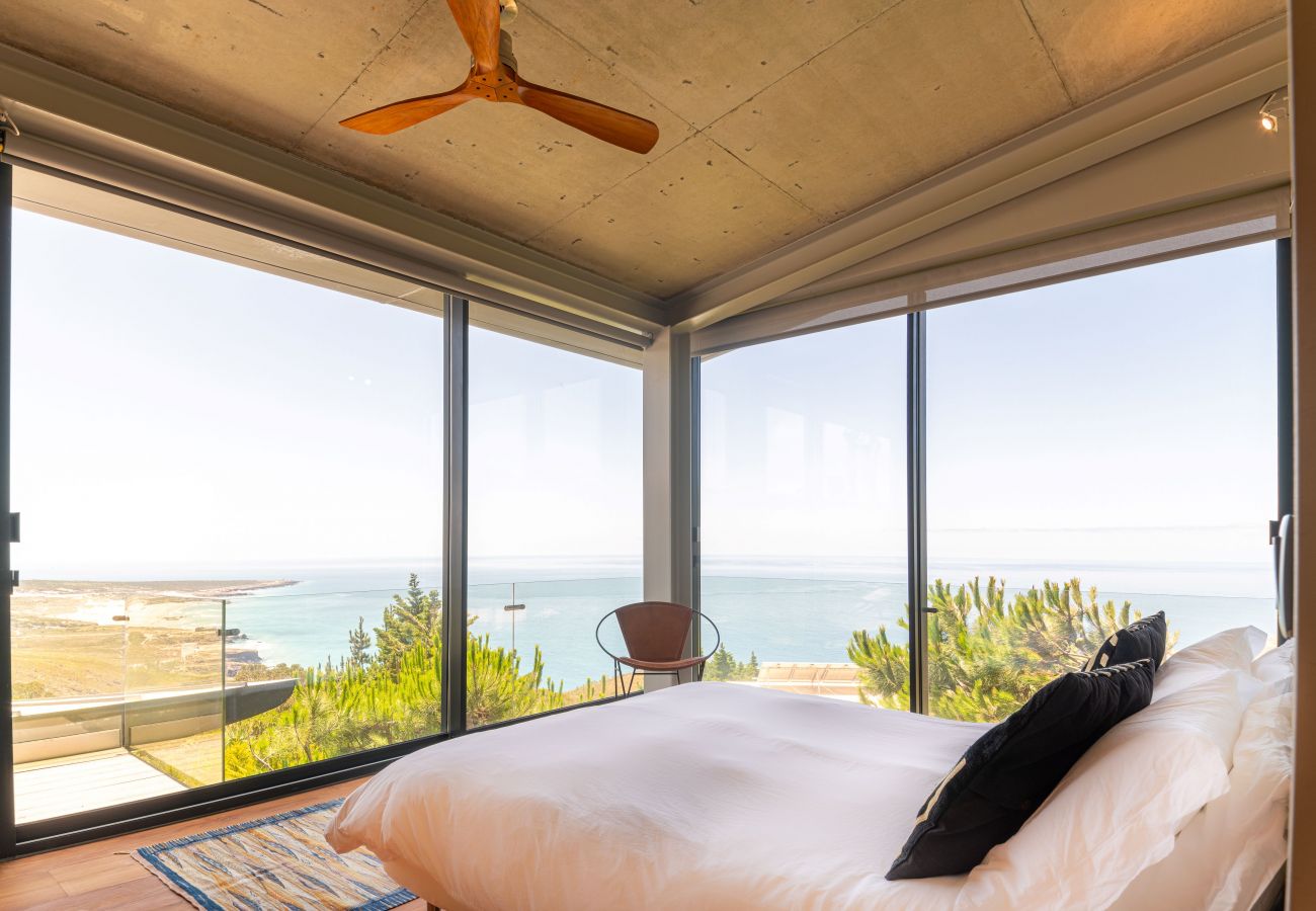 Amplia habitación con una vista privilegiada al mar.