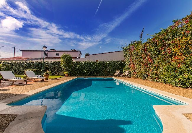 Villa de lujo con piscina exterior y jardín.