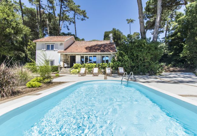 Villa de lujo con jardín y piscina.