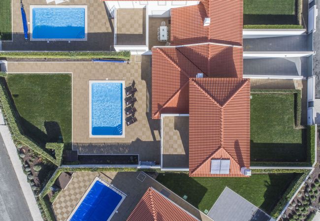 Villa espaciosa y de lujo con jardín y piscina.