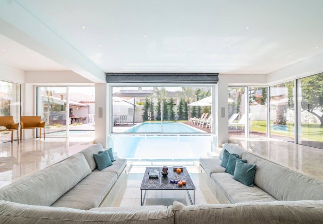 Disfruta de momentos inolvidables en la sala con vista a la piscina en Villa Alba. Esta amplia habitación ofrece un ambiente elegante y relajante.