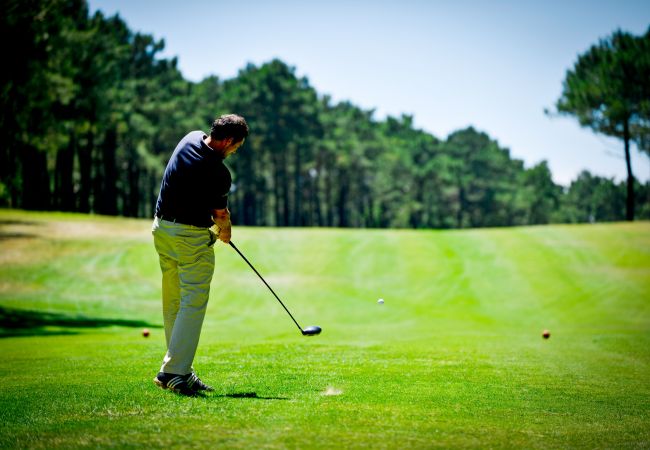 Campo de golfe na Aroeira para a prática desportiva nas suas férias.