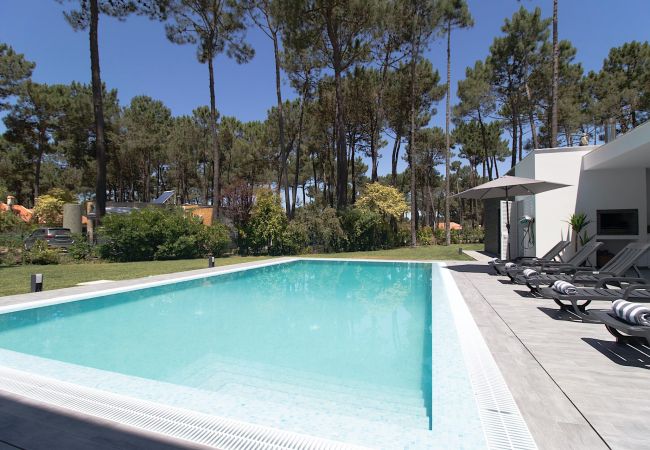 Relaxe à beira da piscina na Villa Alfazema IV em Aroeira. Desfrute de momentos refrescantes e diversão sob o sol. Reserve agora e aproveite a piscina