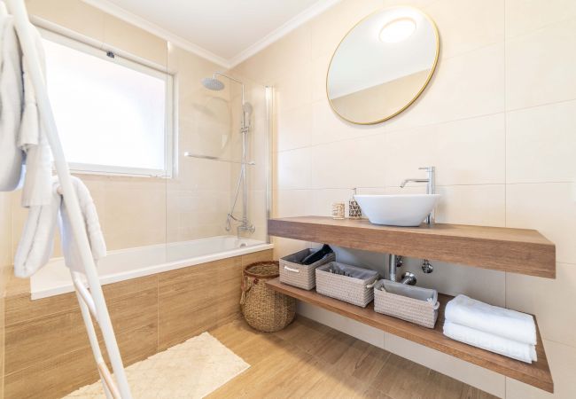 Casa de banho em estilo rústico e totalmente equipada.