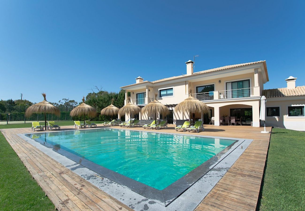 Villa de vacances avec jardin et piscine environnants.