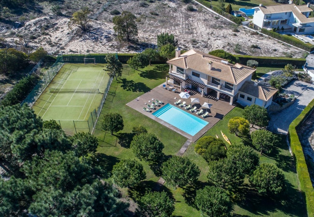 Villa de luxe avec court de tennis.
