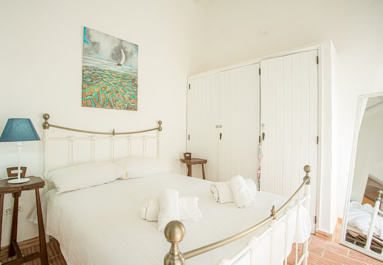 Découvrez le charme de la chambre rustique et confortable à Quinta da Alfazema.