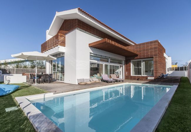 Villa de luxe avec piscine extérieure.