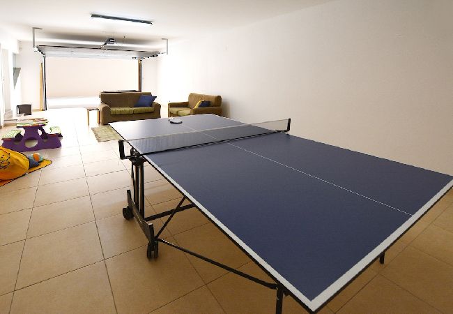 Espace de loisirs et table de ping-pong.