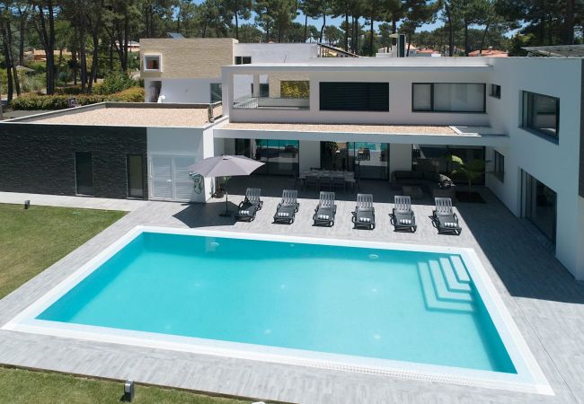 Détendez-vous en grand style avec une piscine et un vaste jardin à la Villa Alfazema IV à Aroeira. Profitez de baignades rafraîchissantes et de moment