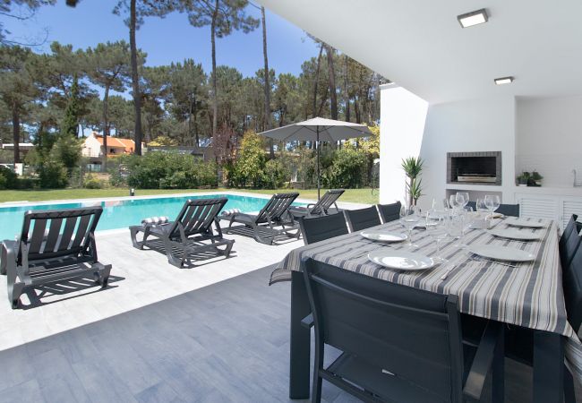 Profitez de repas au bord de la piscine à la Villa Alfazema IV à Aroeira. Dégustez vos plats préférés en plein air, sous le soleil.