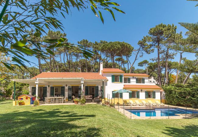 Villa de vacances avec jardin et piscine environnants.