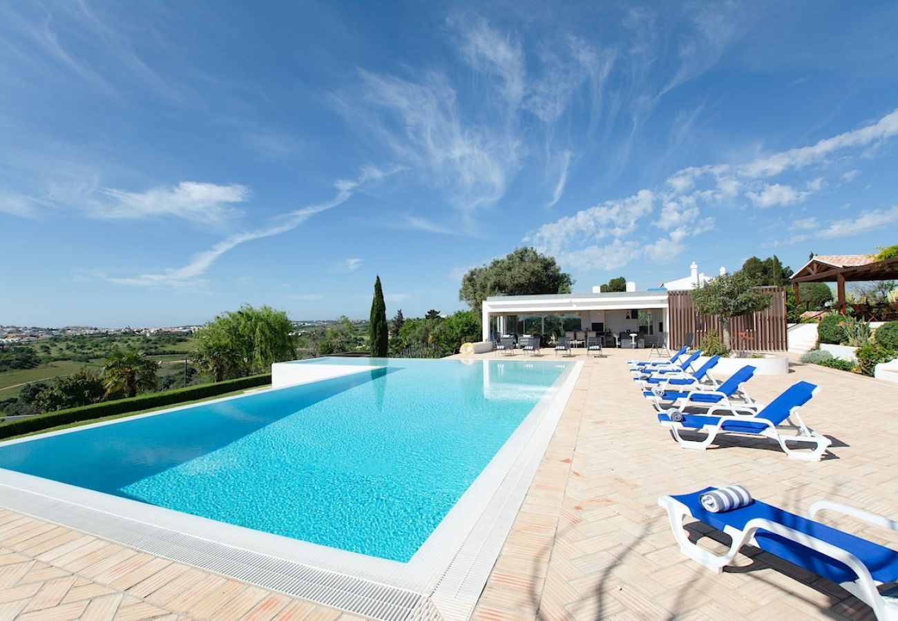 Garden and swimming pool with panoramic views of nature. 