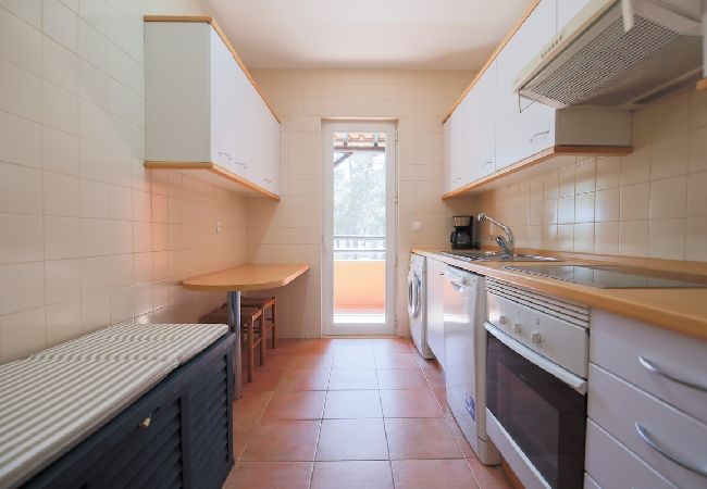 Kitchen with access to the balcony and fully equipped.