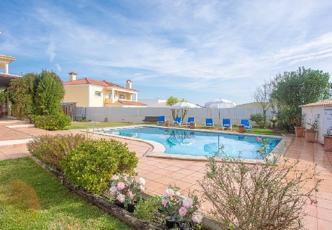 Relax in a stunning setting with a spacious garden and pool at Villa Alegre in Sesimbra. Enjoy outdoor moments and refreshing swims during your stay.