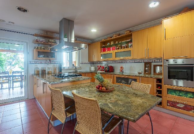 Enjoy the convenience of a spacious kitchen at Villa Alegre in Sesimbra. Equipped with everything you need, this kitchen is the ideal place to prepare