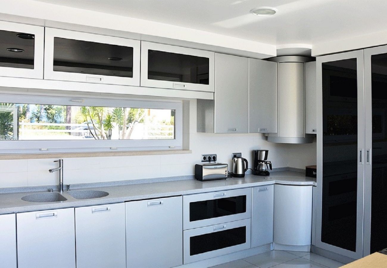 Fully equipped and modern kitchen.