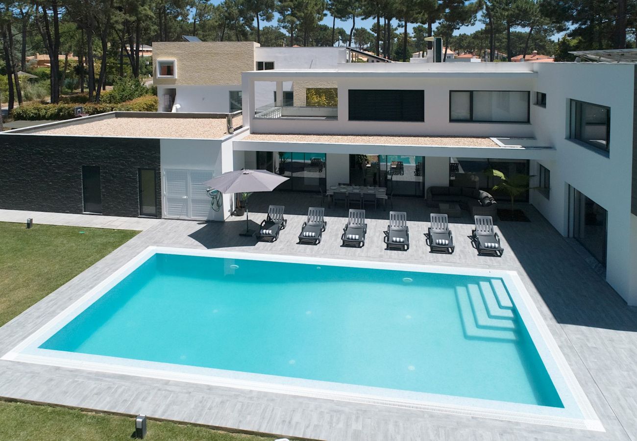 Relax in grand style with a pool and a spacious garden at Villa Alfazema IV in Aroeira. Enjoy refreshing swims and outdoor moments in a peaceful setti
