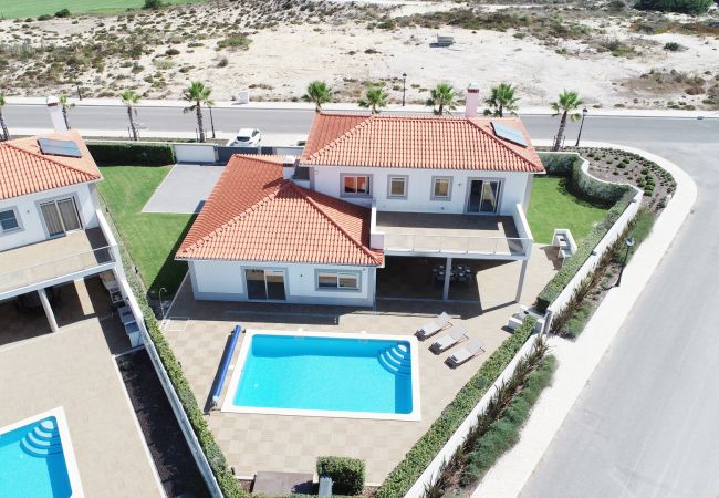 Villa located in a surrounding area, with garden and swimming pool.