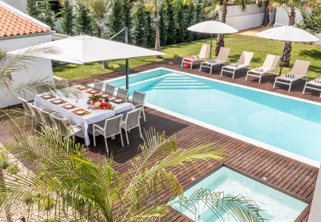 Relax in the spacious garden with a pool at Villa Alba in Aroeira. Enjoy leisure and tranquility under the Portuguese sun.