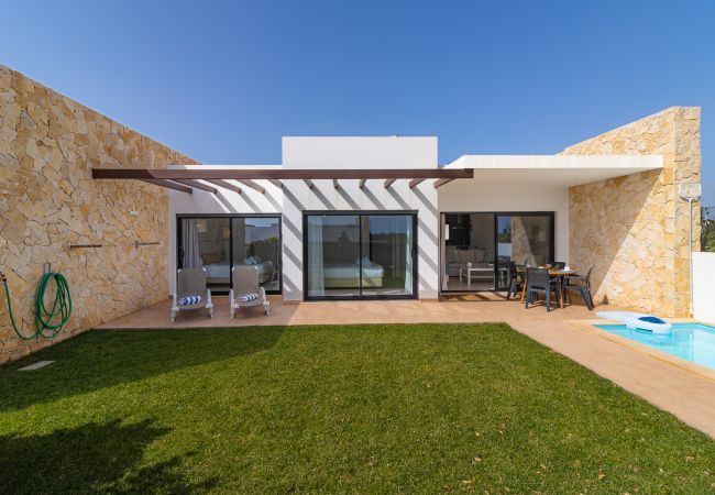 Discover the natural charm of Villa Alcione in Sagres, with a beautiful garden and a private pool.